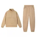 Detailweergave van de beige tweedelige vrijetijdsset met halve ritssluiting en elastische taille - S / Boven- En Onderstuk / Khaki