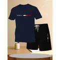 Lässiges Sommeroutfit für Herren mit dunkelblauem Kurzarm-T-Shirt und schwarzen Shorts - S / Oberteil Und Unterteil / Dunkelblau/Schwarz