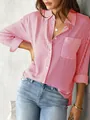 Dettaglio ravvicinato di una camicia casual a maniche lunghe a righe rosse e bianche da donna - Rosso Brillante / S
