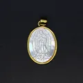 Detailaufnahme eines handgeschnitzten Perlmutt-Anhängers mit der Jungfrau Maria - Jungfrau von Guadalupe Stil (aljylp1797) / Gold