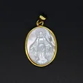 Nahaufnahme des Anhängers aus natürlichem Perlmutt mit geschnitzter Jungfrau Maria - Jungfrau Maria Geschnitzter Stil (aljylp1797) / Gold