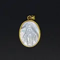 Makroaufnahme eines ovalen Anhängers aus natürlichem Perlmutt mit religiöser Schnitzerei - Heiliger Benedikt Medaille Stil (aljylp1797) / Gold
