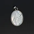 Detailed view of oval natural mother of pearl pendant with carved Virgin Mary icon. - Virgin Relief Style (aljylp1797) / Silver