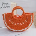 Primer plano detallado de un bolso de playa de paja trenzado naranja y blanco sandía - Forma de Naranja / Naranja / Fondo 10 Superior 32 Asa 10