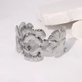 Detailansicht eines silbernen Blumenarmreifs aus Edelstahl mit feiner Blütenstruktur - Stil B (187106) / Silber