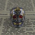 Anillo punk de acero de titanio con calavera, ojos rojos y detalle de cruz dorada - Talla 7 / Plata Vintage (Ojo de Piedra Roja)