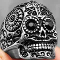 Anillo de calavera de acero de titanio estilo punk vintage con detalles tallados y ojos negros. - Talla 7 / Color Acero (Ojo de Strass Negro)