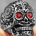 Anillo de calavera de acero de titanio punk vintage con ojos de diamantes rojos - Talla 7 / Color Acero (Ojo de Strass Rojo)