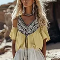Blusa bohemia amarilla con cuello en V, hombros descubiertos y bordado intrincado frontal - S / Tops / Amarillo