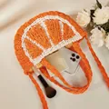 Detalle del bolso de paja con diseño de naranja que muestra su capacidad interna - Forma de Naranja / Naranja