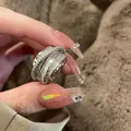 Elegante anello a fascia multistrato argento con accenti di zirconi scintillanti - Stile Avvolgente Multistrato / Argento