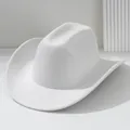 Gros plan d'un chapeau de cowboy blanc en feutre doux avec une calotte classique. - Blanc / M (56-58cm)