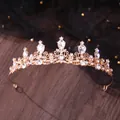Tiara de mariée élégante avec des strass étincelants sur base en filigrane rose. - Fleur Cristal Princesse Or 01