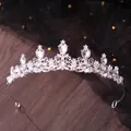 Gros plan d'un diadème de mariée en argent avec strass brillants sur fond de bois sombre - Fleur Cristal Princesse Argent 01