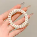 Élastique à cheveux spirale blanc avec un délicat motif floral rose tenu par une main - Style 1 / 约 5.5cm / Rose Rose Et Blanche