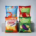 Set mit vier farbenfrohen Plüsch-Kartoffelchiptüten-Hundespielzeugen auf einem Steinblock - Kartoffelchips - 4er Set / Gemischte 4 Farben