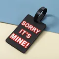 Zwarte PVC kofferlabel met reliëf 'SORRY IT'S MINE' tekst en zwarte riembevestiging. - Sorry It's Mine Stijl (YK-002) / Zwart