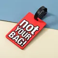 Opvallend rode PVC kofferlabel met "not YOUR BAG!" tekst en een zwarte riem met gesp - Not Your Bag Stijl (YK-002) / Rood