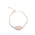 Nahaufnahme des goldenen Kettenarmbands mit rechteckigem rosa Rosenquarzstein - 12x24mm / Rosenquarz