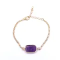 Nahaufnahme eines goldenen Armbands mit einem quadratischen lila Amethyst-Edelstein. - 12x24mm / Amethyst
