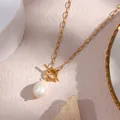 Gros plan d'un collier de perles baroques avec un fermoir à bascule doré rétro - Or (0357)