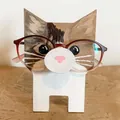 Handbeschilderde houten brillenhouder in de vorm van een kat op een kurkoppervlak - Kat