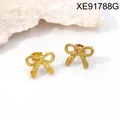 Elegante vergoldete Titanstahl-Ohrstecker in Schleifenform mit französischem Design. - Goldenes Seidenbandschleifen-Stil (XE91788G) / Gold