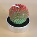 Bougie décorative en forme de cactus vert réaliste avec points rouges dans un pot en métal - Style Boule de Cactus (1)