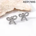 Elegante Schleifen-Ohrstecker aus Titanstahl mit stilvollem Schleifen-Design in Silber - Silberner 3D-Bandwickel-Stil (XE91789S) / Silber