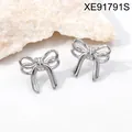 Elegante französische Schleife Ohrstecker aus poliertem Silber-Titanstahl für Damen und Mädchen - Silberner Französischer Bandstil (XE91791S)