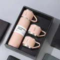 Coffret cadeau premium avec bouteille isotherme rose de 500 ml et trois tasses en acier - Rose / 500ml