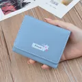 Petit portefeuille minimaliste bleu clair en similicuir plié pour femmes avec fleur - Bleu