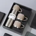 Coffret cadeau gourde isotherme 500ml en inox avec trois tasses kaki assorties - Couleur Acier / 500ml
