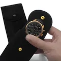 Premium tragbare schwarze Uhrentasche aus Samt mit Druckknopf als Kratzschutz - Schwarz – Hochwertiger Perlenbesetzter Samt; Große Auswahl An Uhrentaschen (7–13 Cm) Im Großhandel