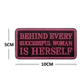 Borduurpatch met roze tekst Behind Every Successful Woman Is Herself van 10x5cm - BEHIND EVERY SUCCESSFUL WOMAN (V00911)