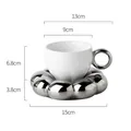 Set tazzina da caffè in ceramica bianca con piattino a fiore in argento metallico - Tazzine E Piattini Da Caffè Elettrico Bianchi A Forma Di Nuvola In Lamina. / Circa 220ml