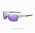 Vue détaillée des lunettes de soleil de sport tachetées avec verres miroirs violets. - Monture à Éclaboussures Blanches Verres Miroir Mauves (3081) / Peint à Éclaboussures/Polarisé