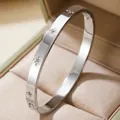 Zilverkleurige titanium stalen armband met gegraveerde sterren en zirkonia in doosje - Ster Gegraveerde Stijl (32-E-4) / Staalkleur