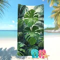 Asciugamano da spiaggia in microfibra con stampa foglie di Monstera su spiaggia tropicale. - Foglie Tropicali Vivide (12) / 50x100cm