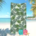 Telo mare in microfibra con stampa di foglie tropicali e monstera verde per vacanze al mare. - Base Bianca Foglie Fresche (16) / 50x100cm