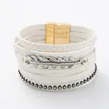 Detalle de pulsera multicapa de cuero blanco con motivo de hoja de plata y cierre dorado - Estilo Colgante Pluma Cierre Magnético (1) / Blanco