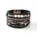 Detalle de una pulsera multicapa de cuero bohemio con perlas y cierre magnético - Estilo Étnico Bohemio (4) / Blanco y negro mezclado