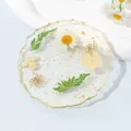 Sous-verre artisanal en résine avec de vraies fleurs de marguerites séchées et éclats de dorure - Fleurs Séchées Blanches avec feuilles vertes