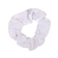 Gros plan d'un chouchou en coton blanc doux montrant la texture détaillée du tissu et des plis - Chouchou pour Teinture / Blanc