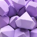 Primer plano detallado de la textura de esponjas de maquillaje moradas diamante - Facetas de diamante / Un color