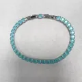 Gros plan d'un bracelet minimaliste en pierres bleues claires avec un fermoir argenté - Style Strass Rond Bleu Brouillard / Argent