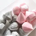 Nahaufnahme von marmorierten Make-up-Schwämmen in Diamant- und Tropfenform - Marble / Zweifarbig