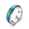 Gros plan d'une bague d'humeur 6mm en acier avec changement de couleur thermique. - Taille 6 / Argenté
