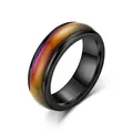 Détail de la bague en acier noir de 6mm avec une bande de couleur changeant par la chaleur. - Taille 6 / Noir