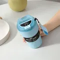 Primer plano de taza de café inteligente azul con pantalla LED de temperatura en la tapa. - 510ml / Modelo Inteligente - Azul Claro